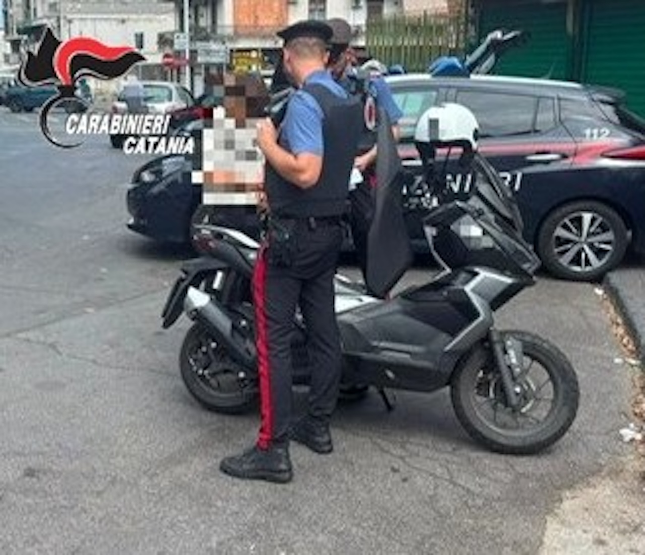 Gravina di Catania, 17enne senza casco e patente fugge dai Carabinieri: inseguimento tra le auto e strade percorse contromano
