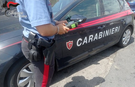 Mascalucia, si schianta con l’auto e aggredisce i carabinieri: arrestato 25enne