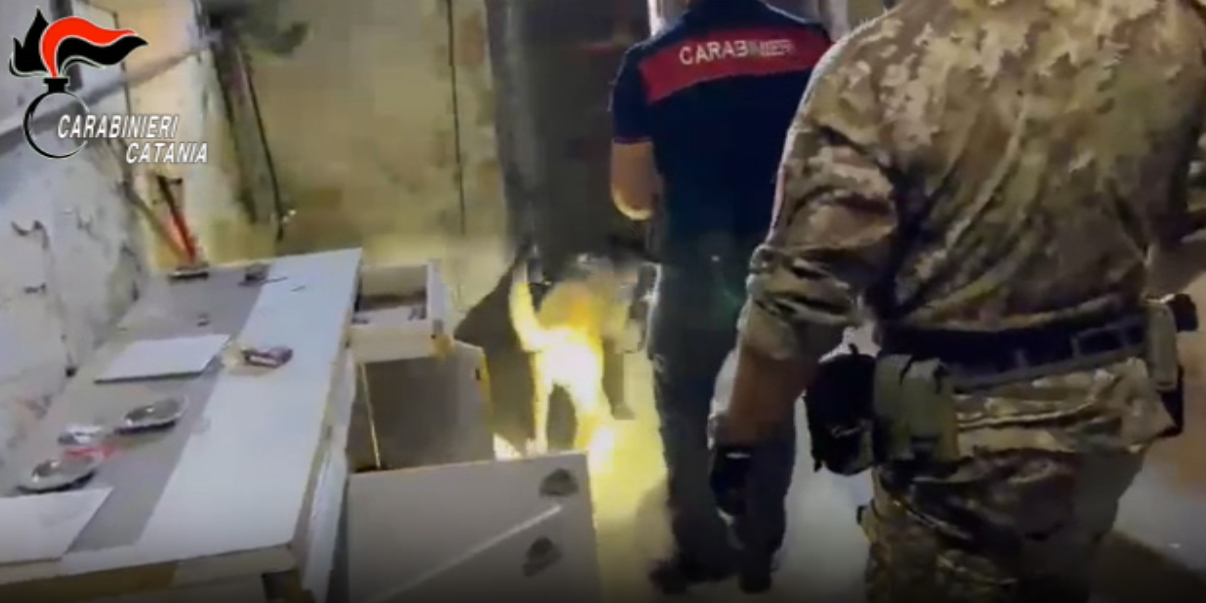 Slot illegali, droga e una pistola nascosta in un casolare: maxi controlli tra Palagonia e Scordia
