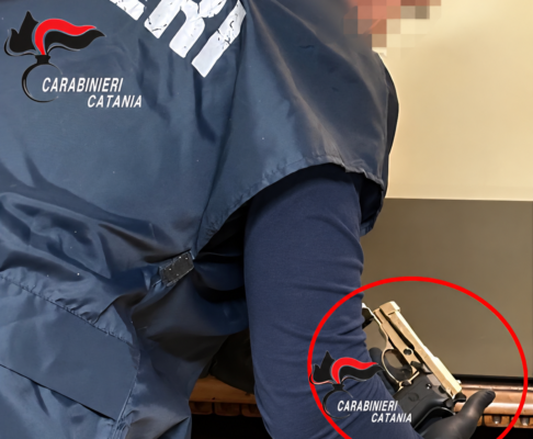 Palagonia, minaccia il vicino mostrando una pistola: era una replica, denunciato 43enne