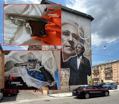 Pistole e munizioni nascoste sotto il letto e nel comodino: arrestato Vito Amoroso a Biancavilla