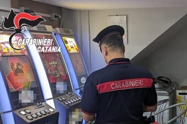 Tenta di nascondersi tra i clienti della sala giochi: 24 dosi di marijuana nel borsello, denunciato 17enne a Paternò