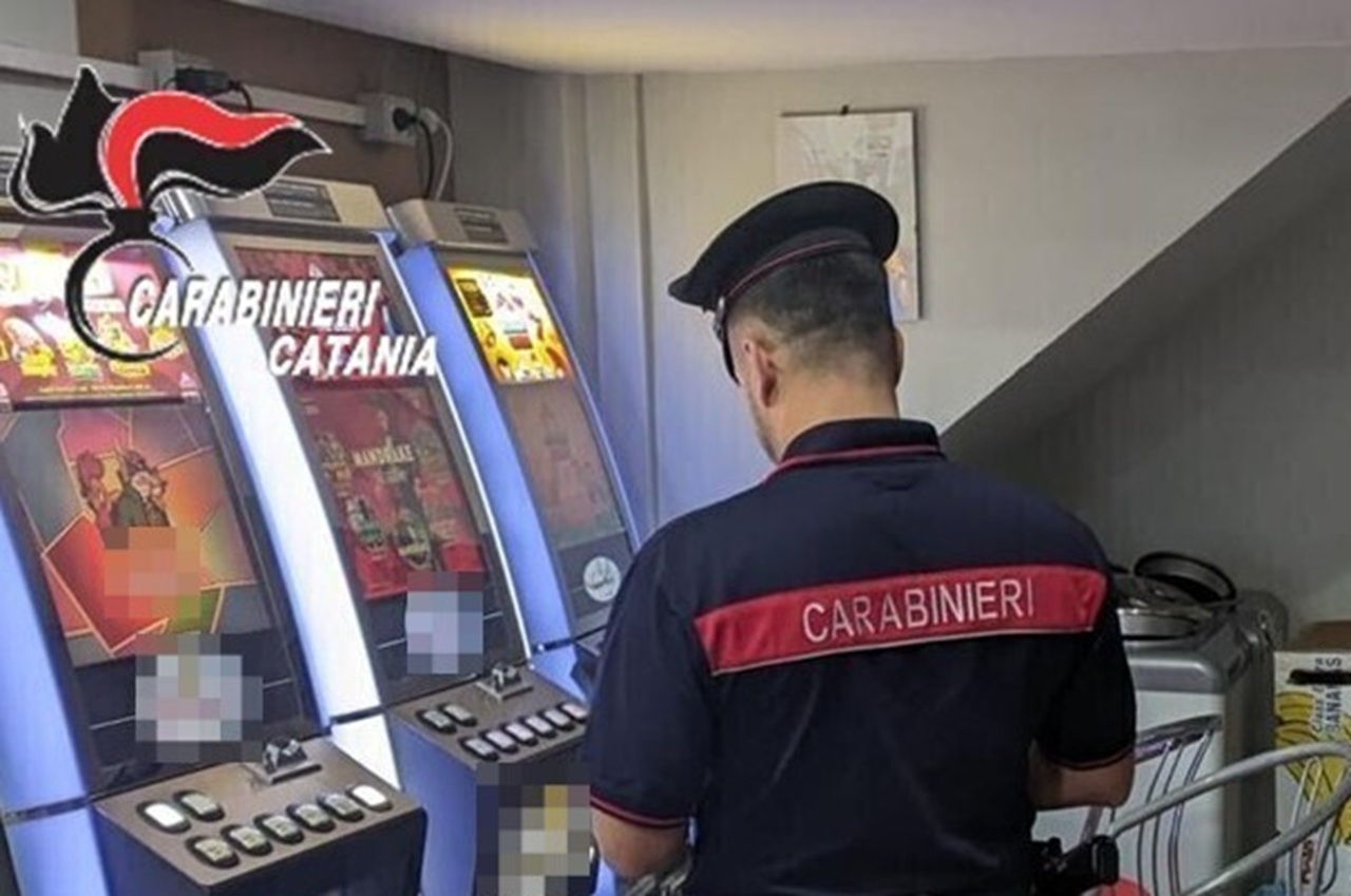 Tenta di nascondersi tra i clienti della sala giochi: 24 dosi di marijuana nel borsello, denunciato 17enne a Paternò