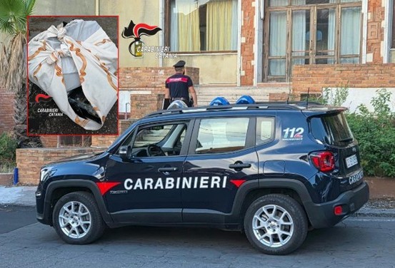 Forzano l’hotel e accatastano i televisori nel cortile: due arresti a Pedara
