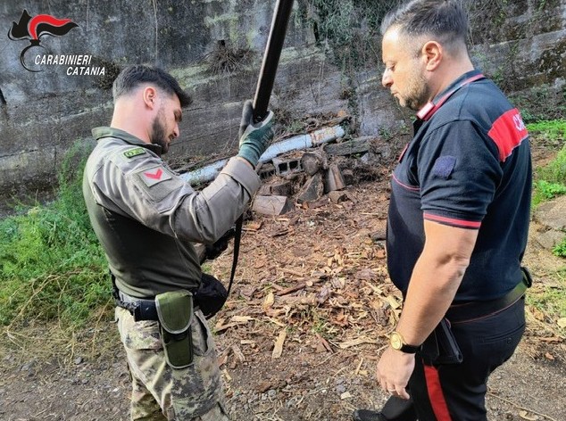 Fucile senza matricola e quasi 300 cartucce nell’azienda agricola: denunciato allevatore a Piedimonte Etneo