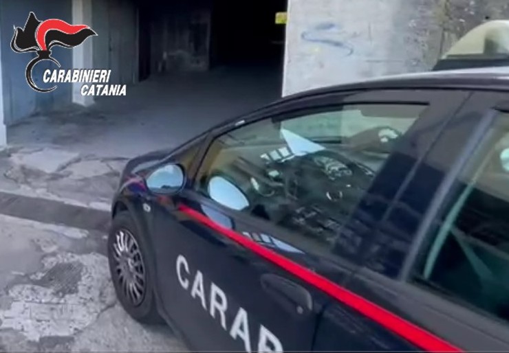 Riposto, 30enne denunciato per spaccio: in casa marijuana, cocaina e 360 euro in contanti