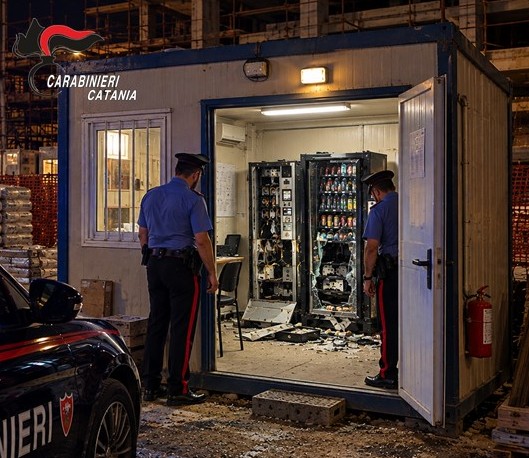 Forzano i distributori automatici e tentano di nascondersi: coppia sorpresa nel cantiere a San Giovanni La Punta