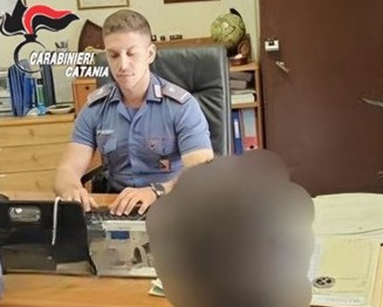 Entra con la forza a casa della madre e si nasconde sul balcone: 43enne arrestato a Scordia