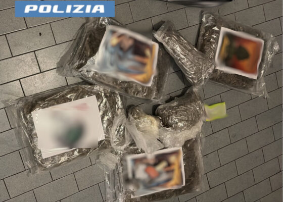 Catania, 6 chili di marijuana nascosti nel vano scale