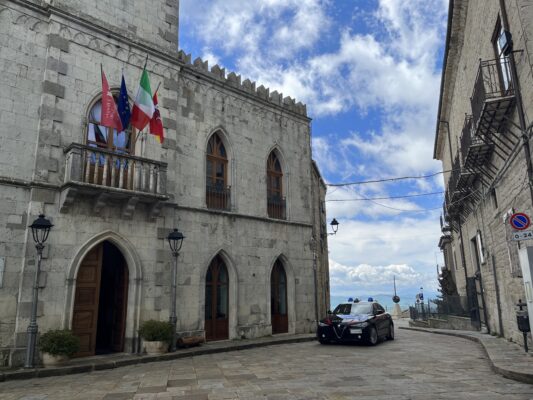 “Dammi 130 euro per la droga o ci saranno conseguenze”: 21enne denunciato nelle Madonie