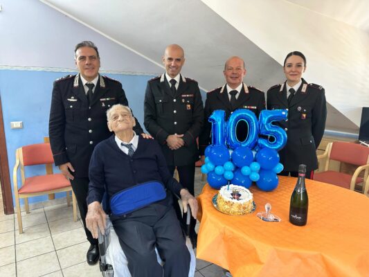 Un secolo di fedeltà all’Arma: veterano festeggia 105 anni