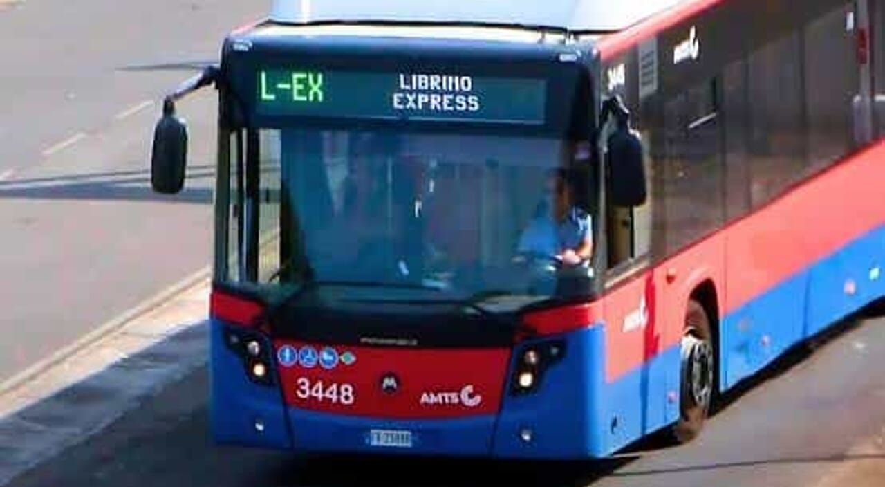 Librino, bus deviati dopo gli atti vandalici: cittadini di viale Moncada in protesta. AMTS: “Limitazione necessaria per la sicurezza”