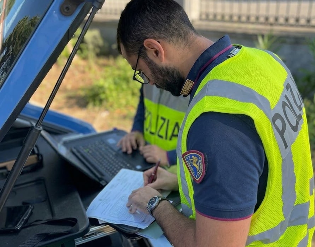 Catania, minivan trasformati in scuolabus abusivi con panche saldate: patenti ritirate e mezzi sequestrati