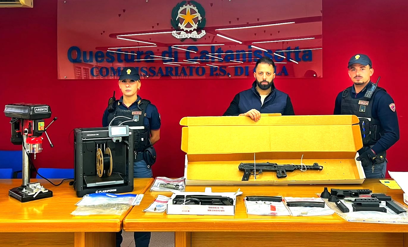 Gela, tenta una rapina in gioielleria e viene scoperto un arsenale in casa: arrestato 25enne con armi e stampante 3D – VIDEO