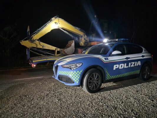 A19 Palermo-Catania, camion rubato con escavatore a bordo: tenta la fuga alla vista della Polizia, denunciato