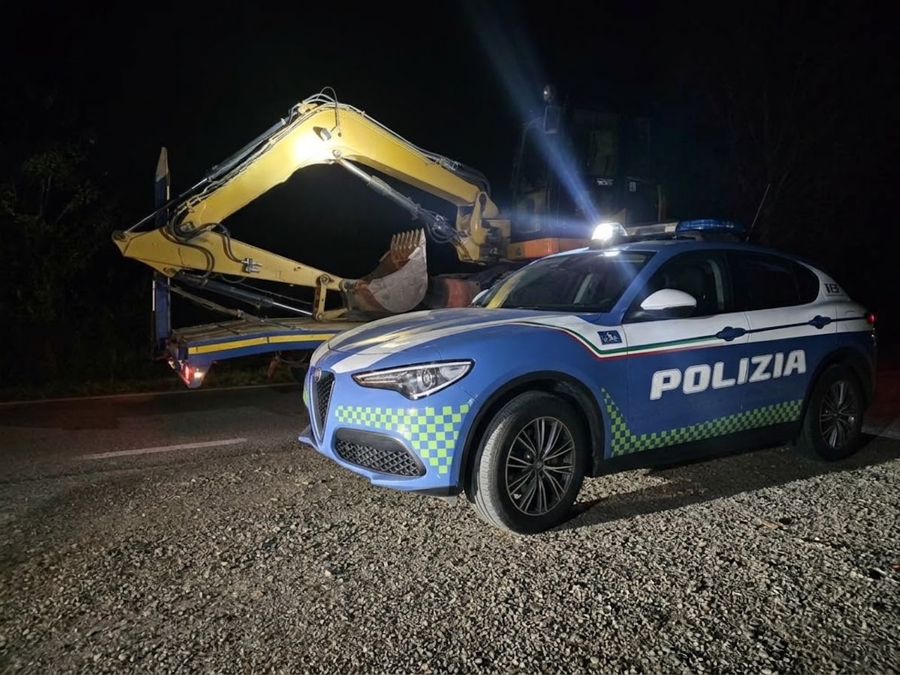 A19 Palermo-Catania, camion rubato con escavatore a bordo: tenta la fuga alla vista della Polizia, denunciato