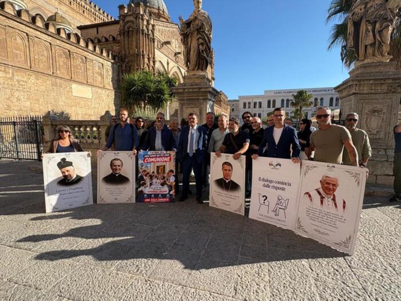 Comunioni e cresime ogni cinque anni, la manifestazione a Palermo. I commercianti: “Dopo la decisione della Curia il fatturato è zero”
