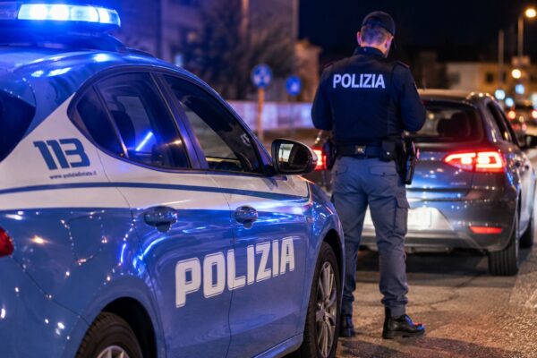Vittoria, fugge alla vista della Polizia e provoca un incidente: denunciato 20enne ubriaco e con un coltello in auto