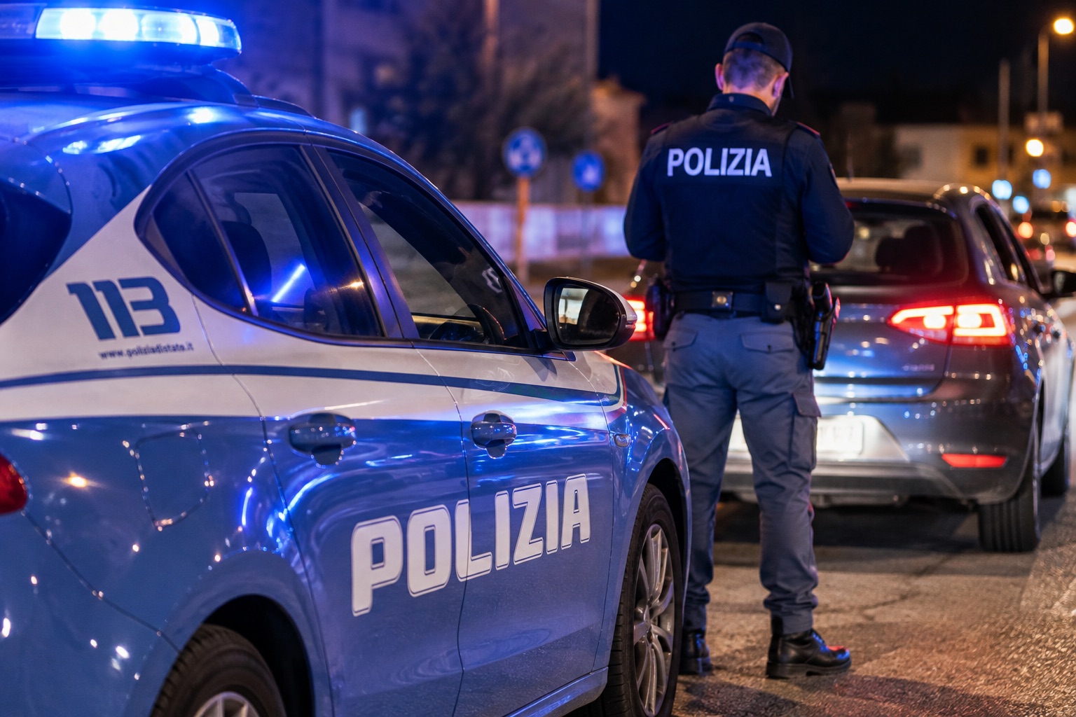 Vittoria, fugge alla vista della Polizia e provoca un incidente: denunciato 20enne ubriaco e con un coltello in auto