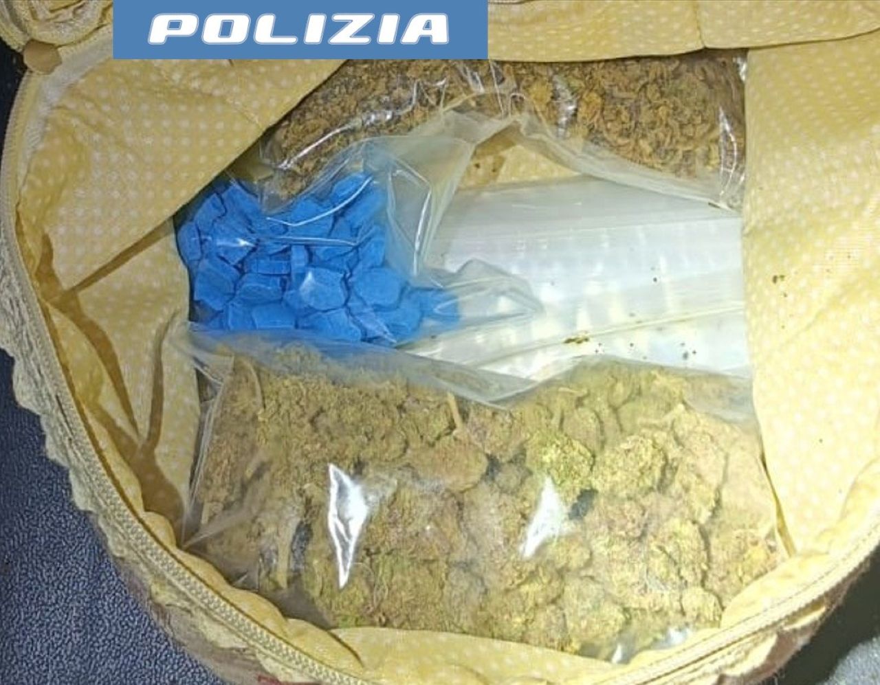 Catania, edificio del centro storico adibito a base di spaccio: sequestrate numerose dosi di droga