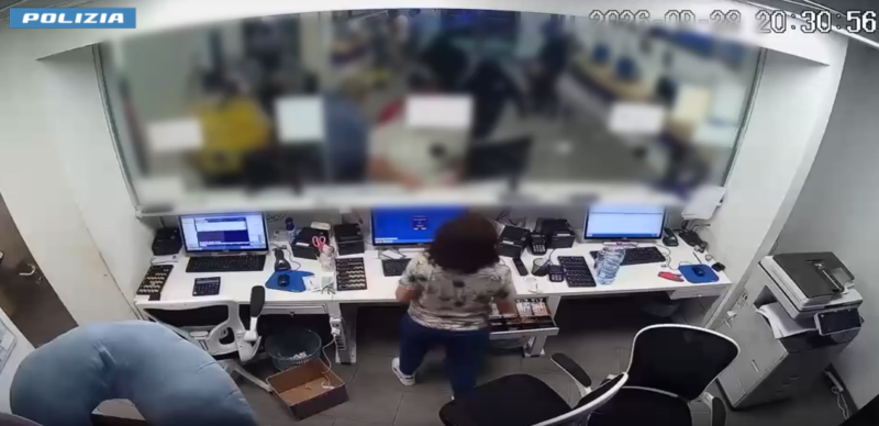 Irrompono con un’ascia e sfondano il vetro blindato: rapina da 1.700 euro, arrestati due giovani