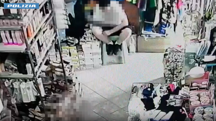 Coltello contro la titolare e minacce al fratello minorenne per 200 euro: arrestato 37enne