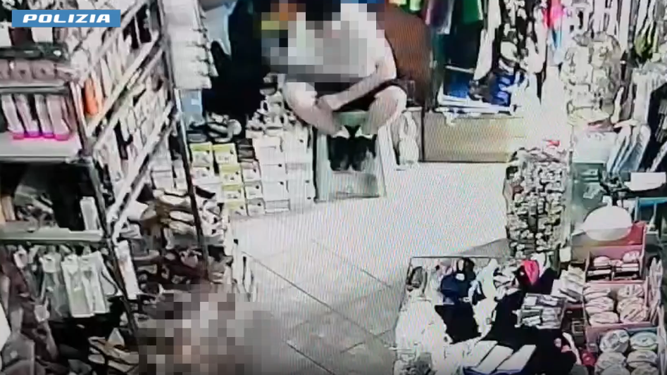 Coltello contro la titolare e minacce al fratello minorenne per 200 euro: arrestato 37enne