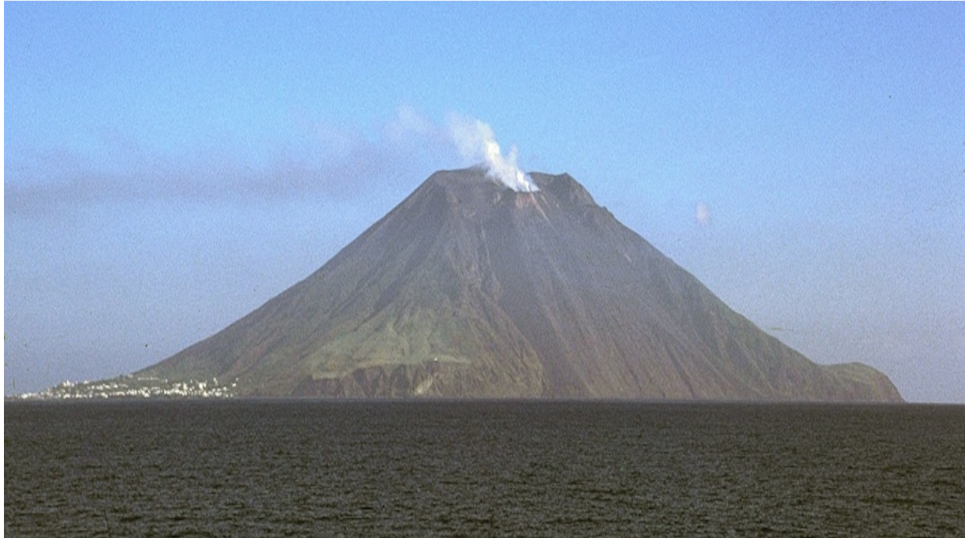 Stromboli, in corso un trabocco lavico nell’area nord