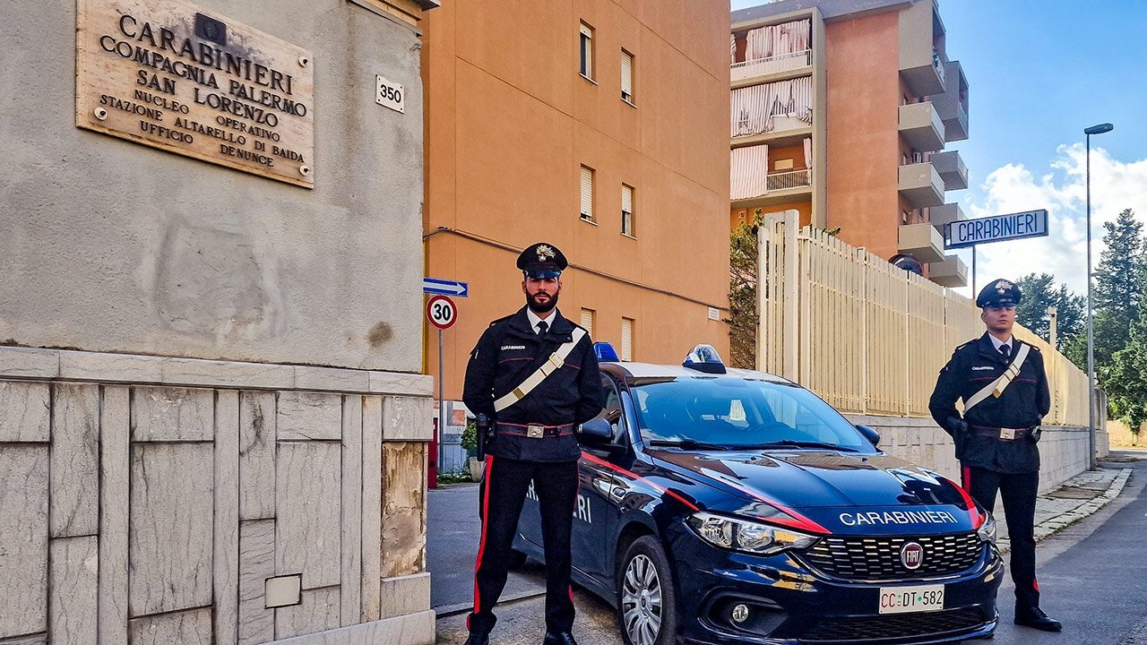 Palermo, ruba auto e spinge i carabinieri contro una ringhiera: arrestato 30enne