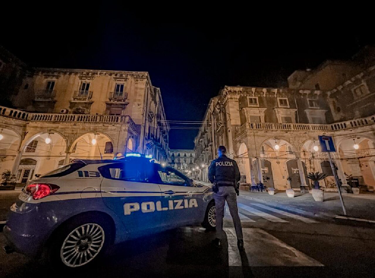 Cocaina in tasca e irregolarità sullo scooter, durante il controllo spunta l’ordine dei domiciliari