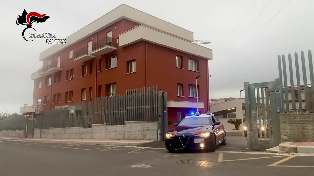 Palermo, contesta il rapporto qualità-prezzo ed esplode diversi colpi di pistola contro il venditore ambulante: in manette 36 enne
