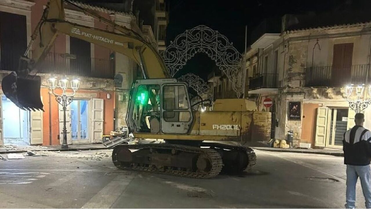 Prese d’assalto due banche nel Siracusano: utilizzato un escavatore