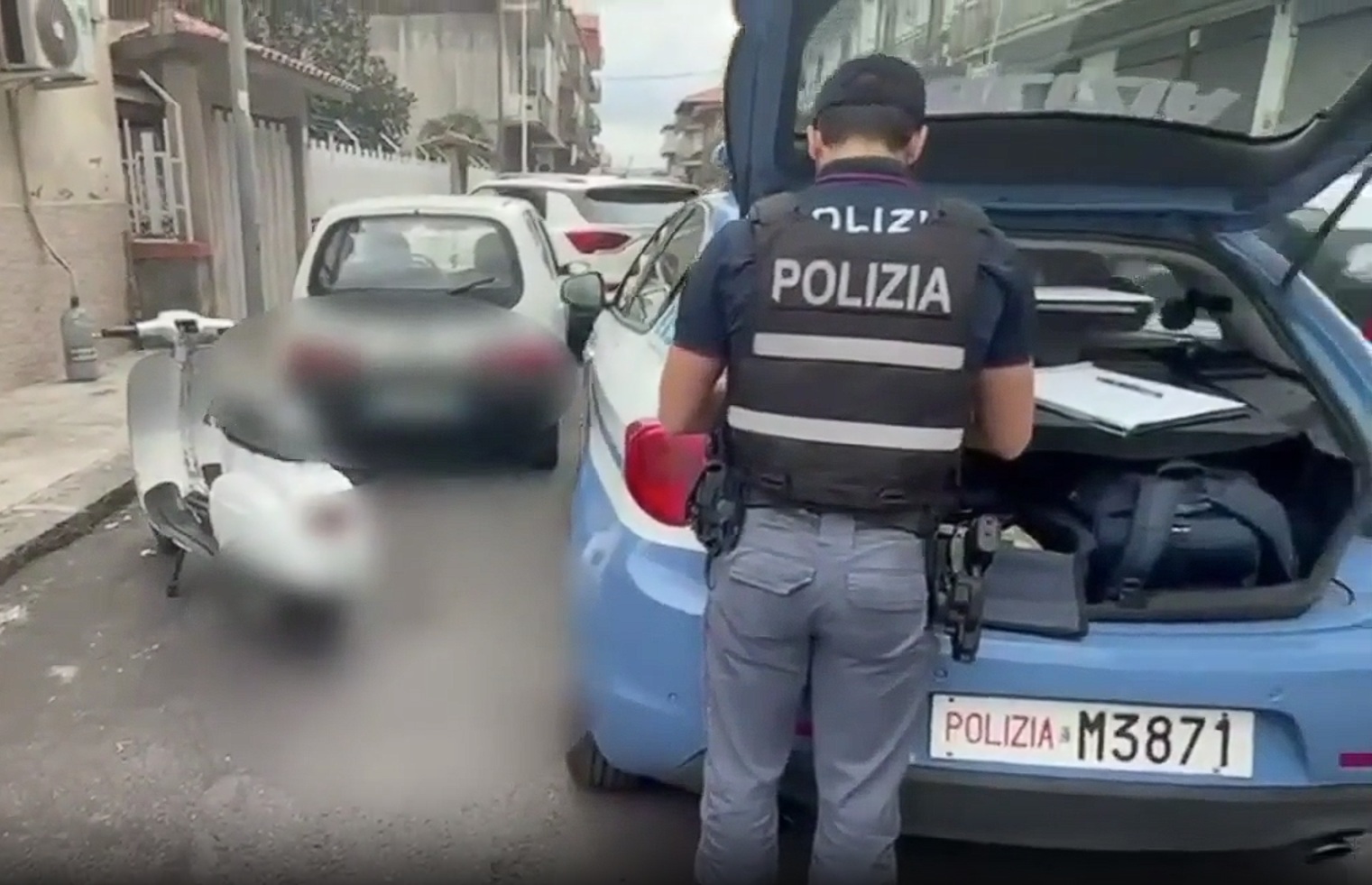 Catania, trasporta una pedana in scooter senza casco: il video diventa virale, multa da 1.500 euro