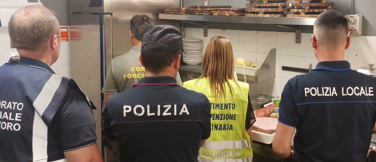 Villaggio Sant’Agata, sette lavoratori in nero e 74 kg di alimenti non tracciati