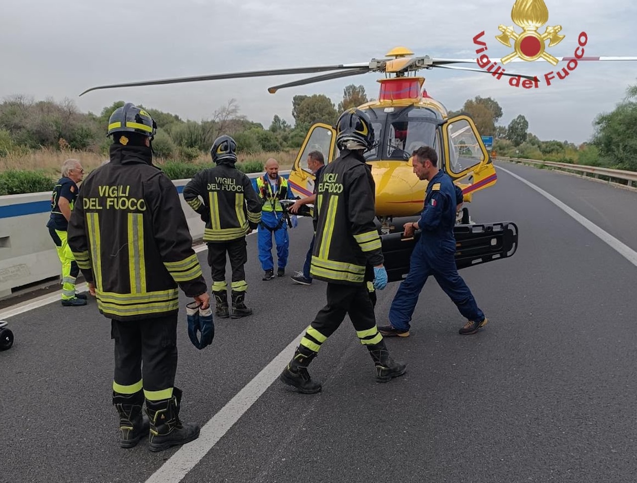 Scontro tra auto e autocarro sulla Siracusa-Catania: tre feriti, elisoccorso e 2 km di coda