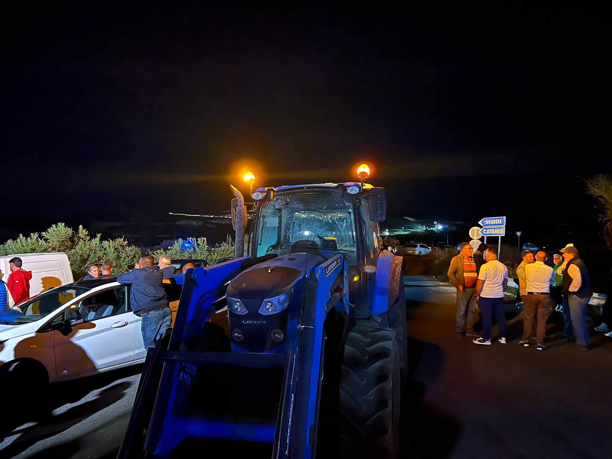 Caro carburanti, esplode la protesta anche nel Siracusano: blocco stradale a Melilli davanti alla raffineria