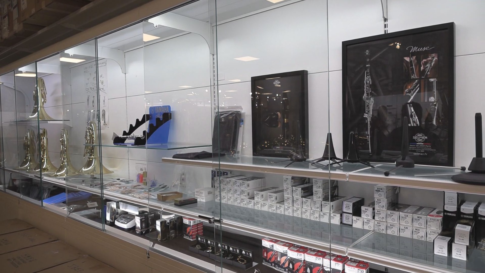 Acireale, furto da 100 mila euro in un megastore musicale: rubati ottoni e sassofoni di pregio