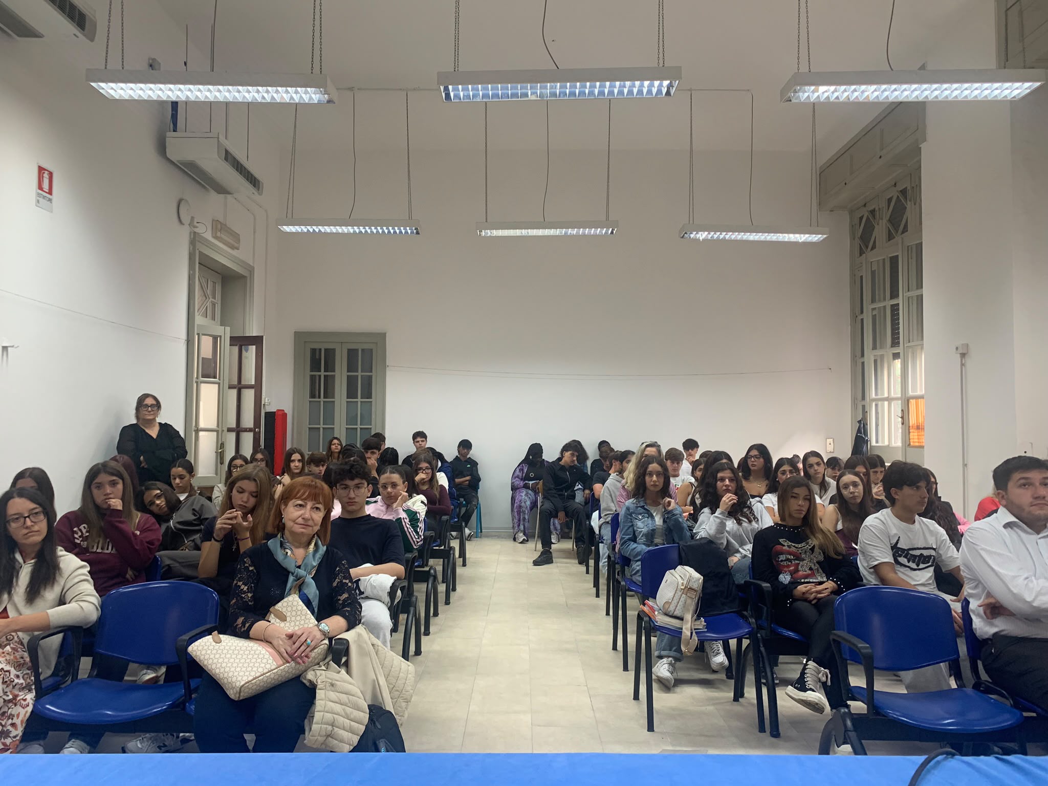 Zaino Sospeso, solidarietà e inclusione: il Lions Club Catania Riviera dello Ionio incontra gli studenti del De Felice-Olivetti