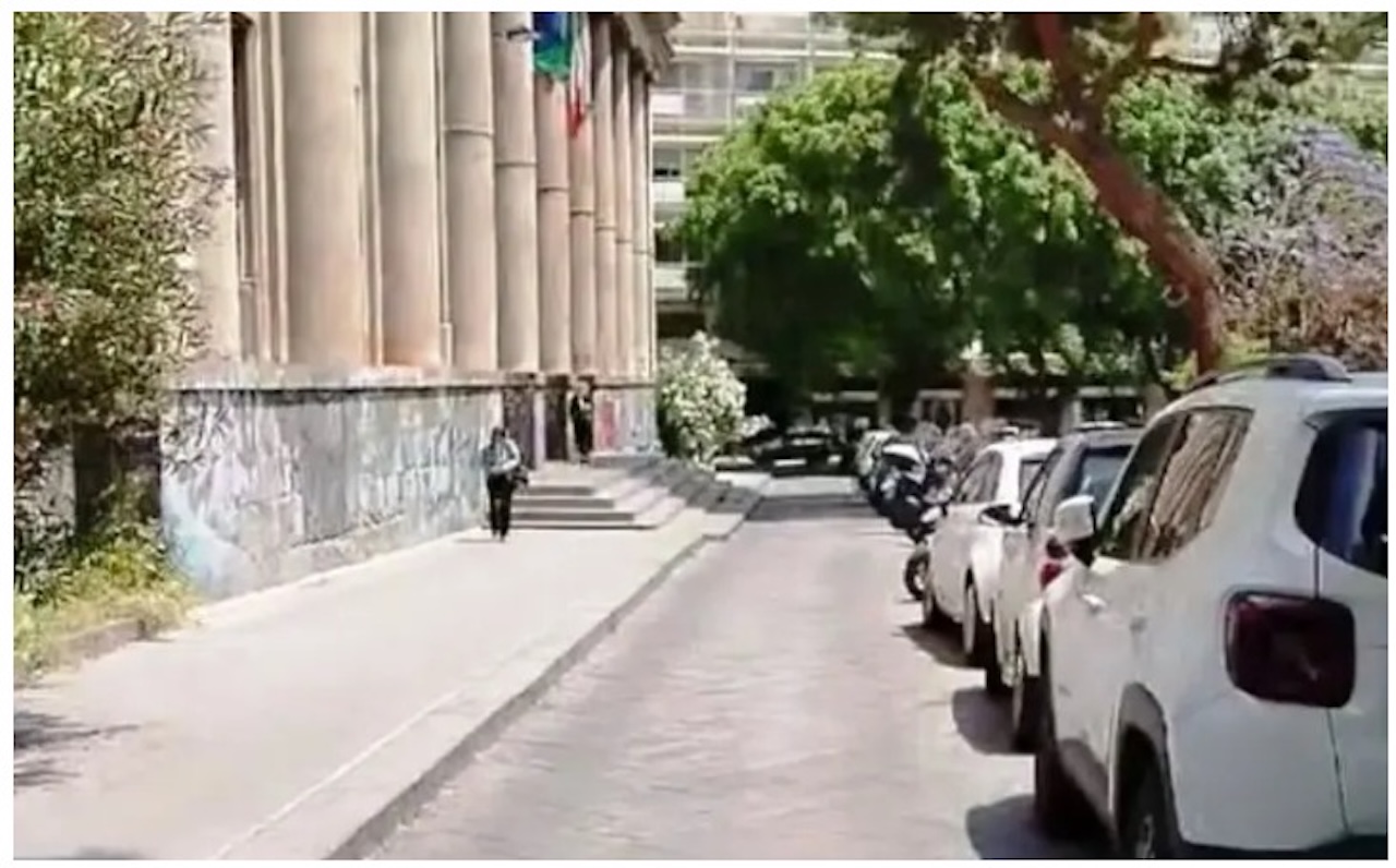 Catania, auto in sosta vietata e rischi per gli studenti davanti al “De Felice”: la consigliera Cerri chiede interventi urgenti