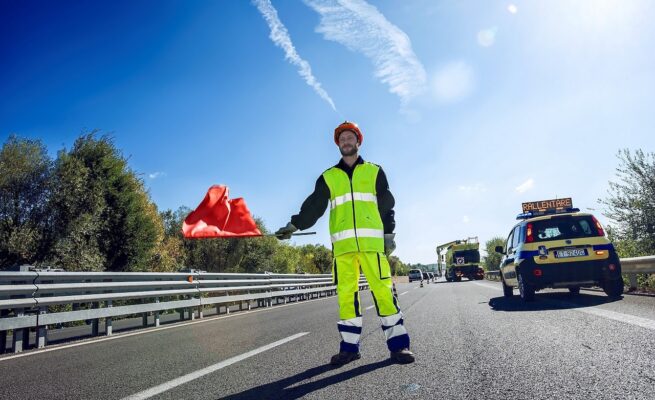 Incidente sulla A19 Dir a Palermo, tamponamento tra auto e furgone: traffico rallentato e lunghe code