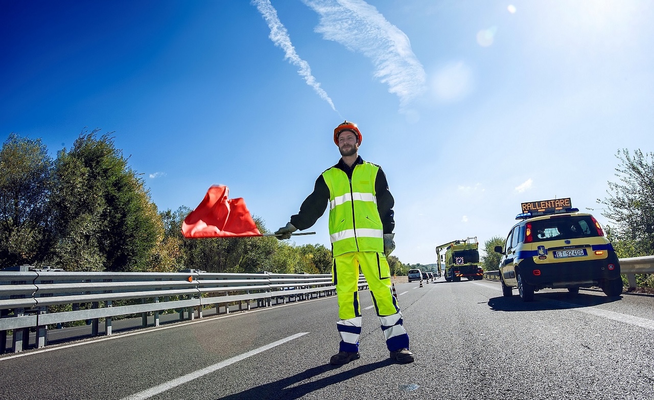 Incidente sulla A19 Dir a Palermo, tamponamento tra auto e furgone: traffico rallentato e lunghe code