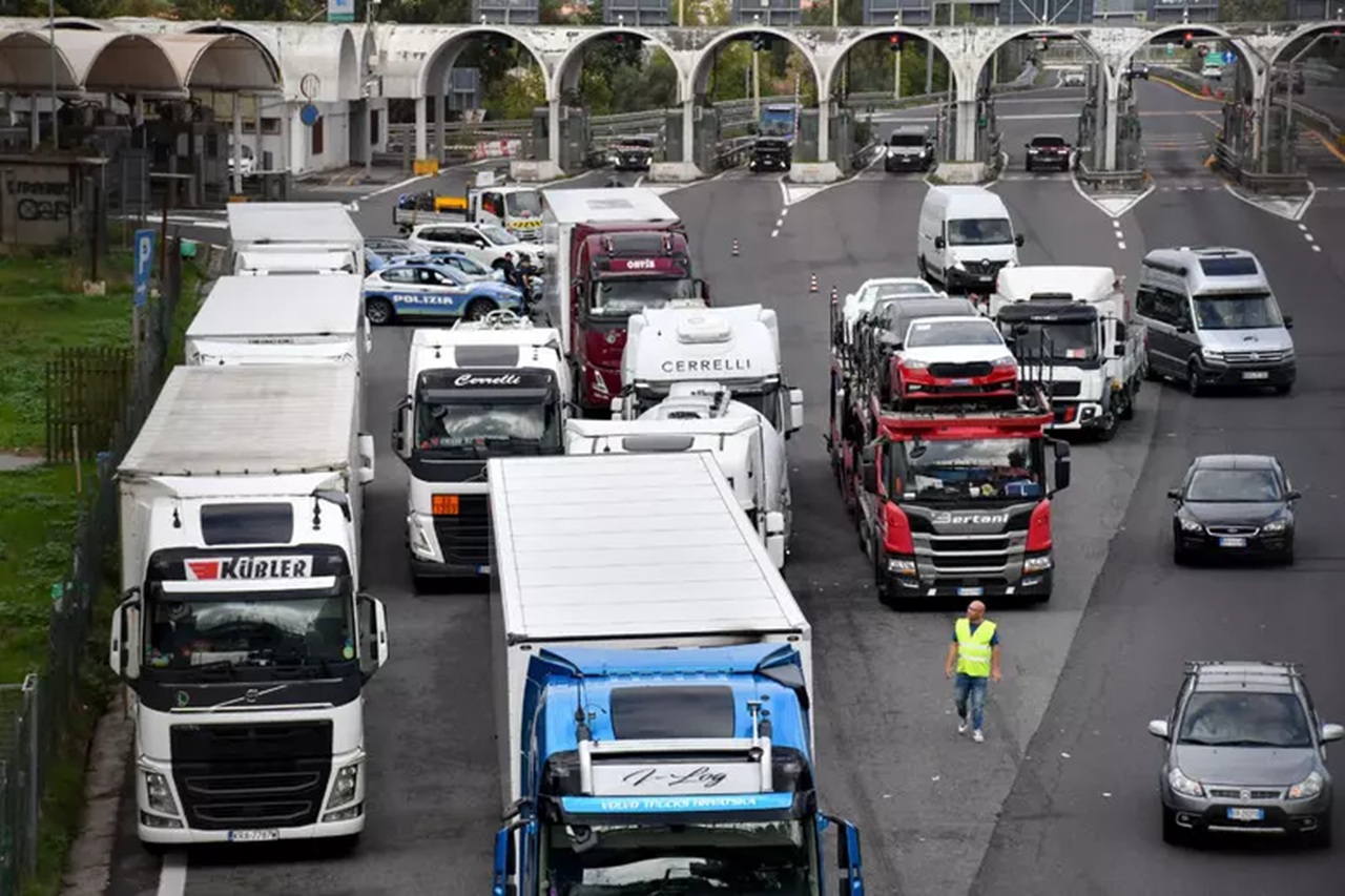 Protesta dei Tir in Sicilia, blocchi da Palermo a Messina: supermercati in difficoltà e stop alla raccolta rifiuti