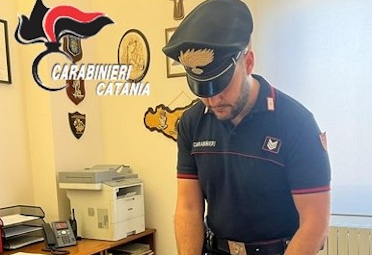 Minacce da parte del marito e armi in casa: un arresto nel Catanese