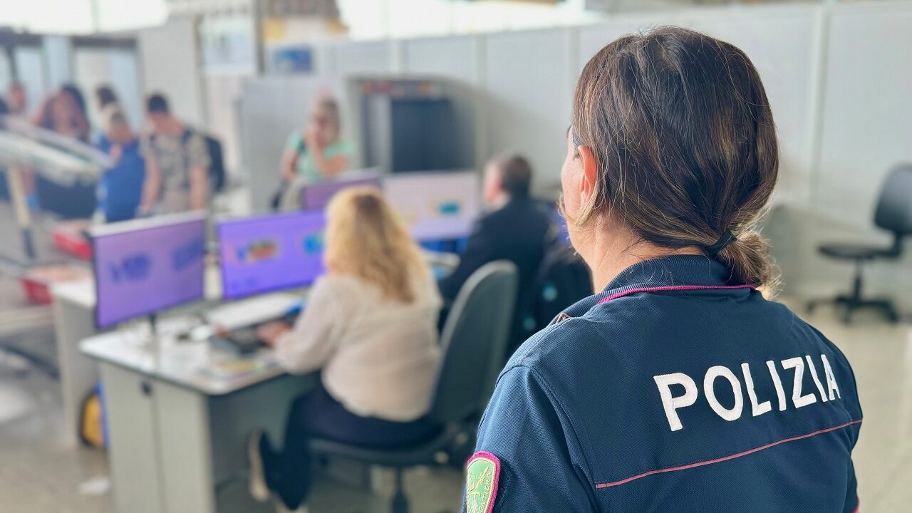 Sorpreso con un coltello nascosto nella cintura: fermato un 37enne all’aeroporto di Catania