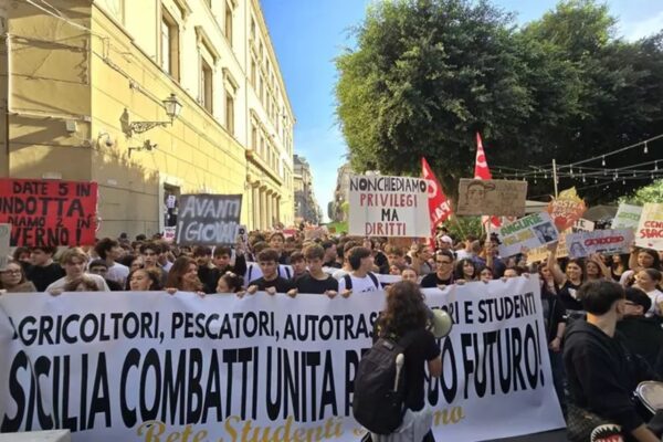 Palermo, 5mila studenti in piazza dopo una settimana di proteste: “Vogliamo scuole sicure e investimenti”