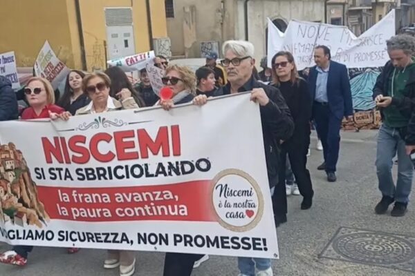 Niscemi, cittadini e sfollati in piazza a nove mesi dalla frana: “Viviamo nella paura, servono controlli e garanzie”