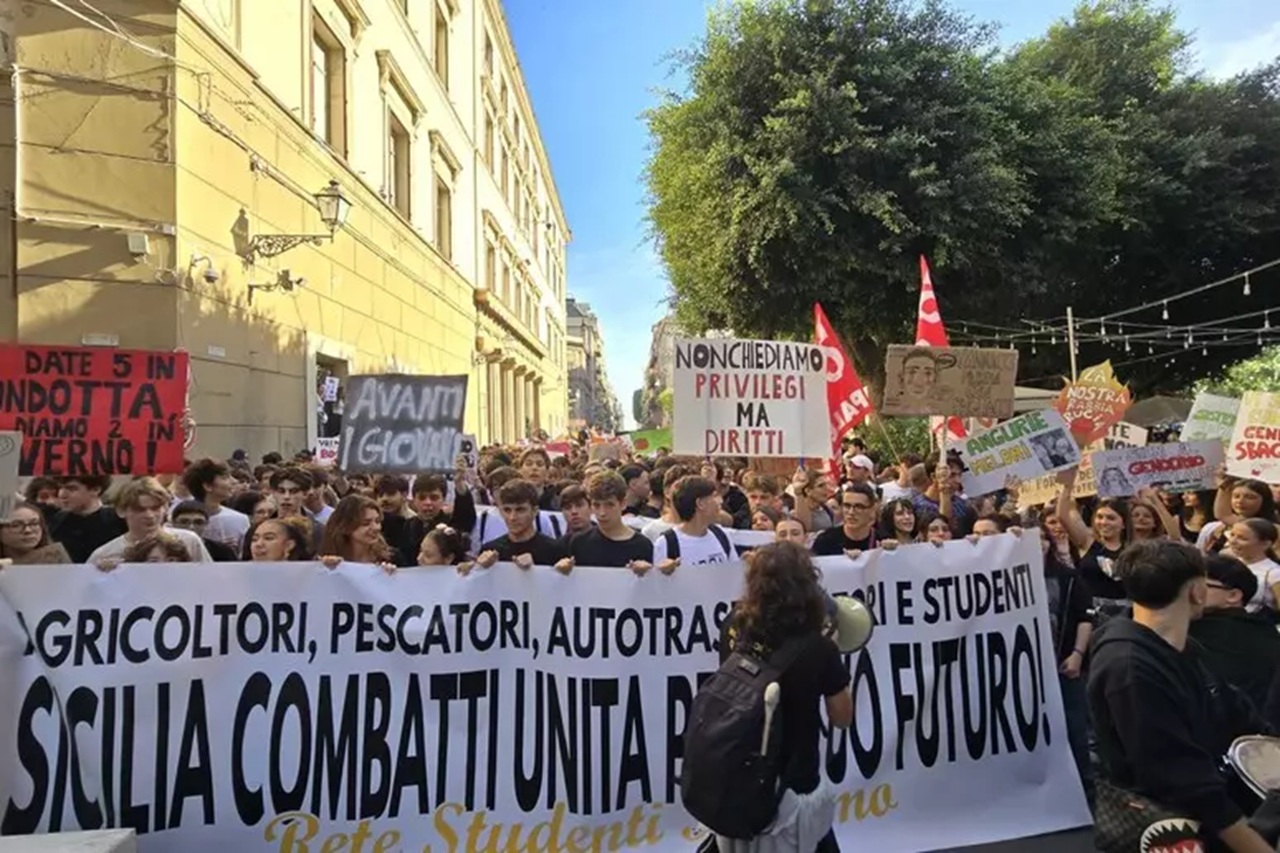 Palermo, 5mila studenti in piazza dopo una settimana di proteste: “Vogliamo scuole sicure e investimenti”