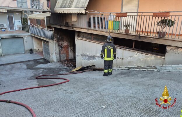 Fiumefreddo di Sicilia, incendio in un garage adibito a deposito: vigili del fuoco al lavoro