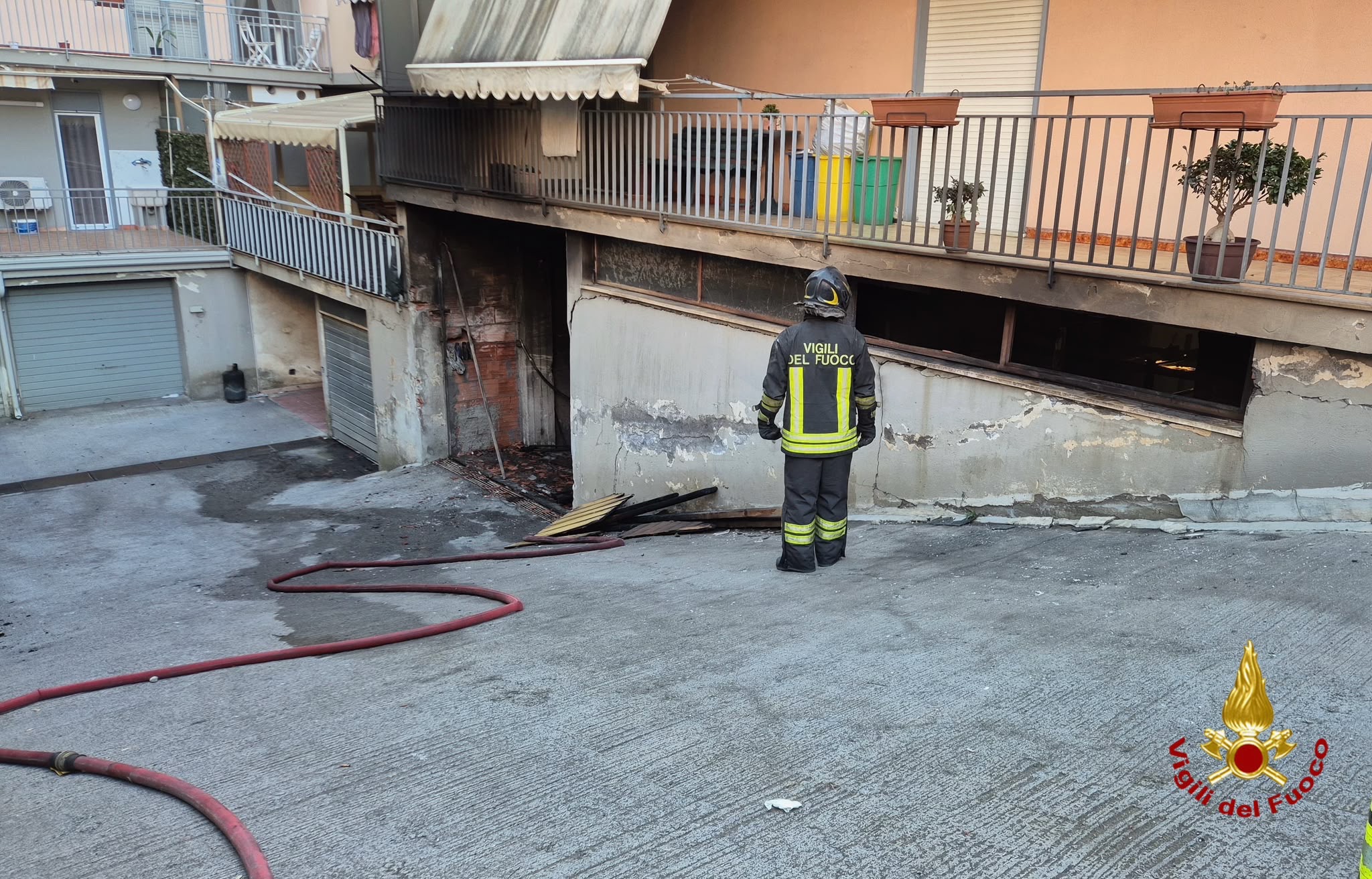 Fiumefreddo di Sicilia, incendio in un garage adibito a deposito: vigili del fuoco al lavoro