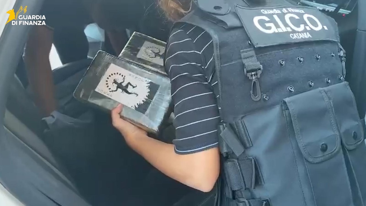 Catania, arrestato uomo con 22 kg di cocaina nascosti in auto. Droga da 1,8 milioni di euro – VIDEO